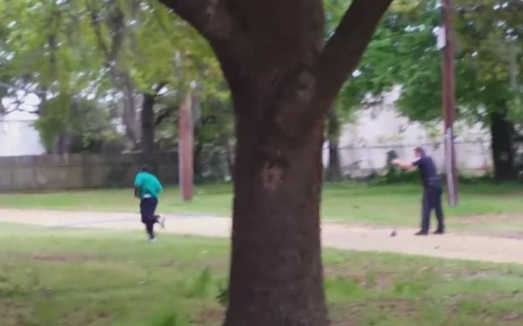 A screenshot of Michael Slager shooting Walter Lamer Scott.