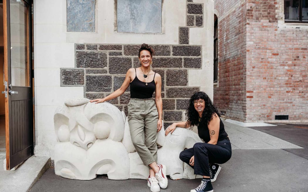 Juanira Hepi and Ngaio Cowell at Te Whare Tapere. Sculpture by Riki Manuel.