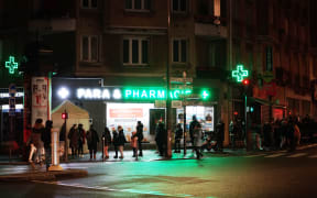With the strong resumption of the contaminations with the omicron variant, the pharmacies are taken by storm to carry out tests. Here a pharmacy on a Sunday evening with many families with children waiting in a long queue. )