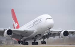 08 November 2021, Saxony, Dresden: A Qantas Airways Airbus A380 takes off from Dresden Airport. The aircraft will make the long-haul flight to Sydney following maintenance work at Elbe Flugzeugwerke (EFW). Photo: Sebastian Kahnert/dpa-Zentralbild/dpa (Photo by Sebastian Kahnert / dpa-Zentralbild / dpa Picture-Alliance via AFP)