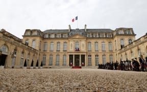 Journalists wait in the courtyard of the Elysee presidential palace in Paris on May 7, 2022, before the start of the investiture ceremony of Emmanuel Macron as French President, following his re-election last April 24. (Photo by Ludovic MARIN / AFP)