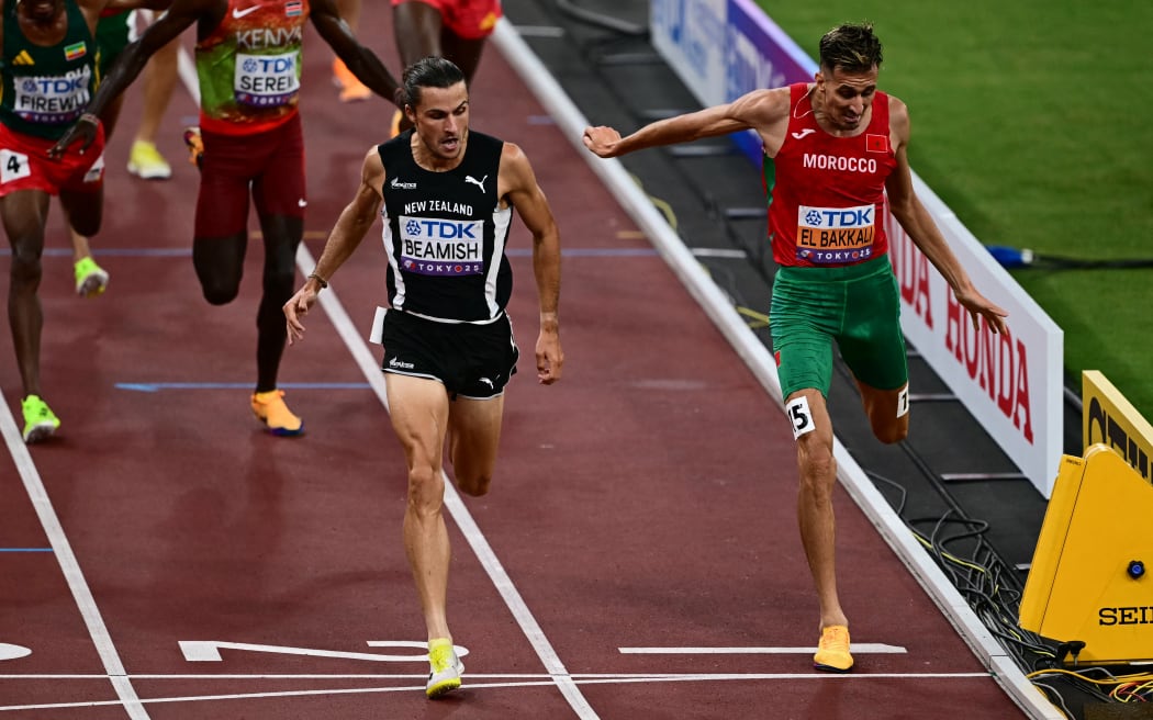 New Zealand's Geordie Beamish beats Morocco's Soufiane El Bakkali across the finish line in the men's 3000m steeplechase final at the World Athletics Championships in Tokyo, September 15, 2025. (Photo by Yuichi YAMAZAKI / AFP)