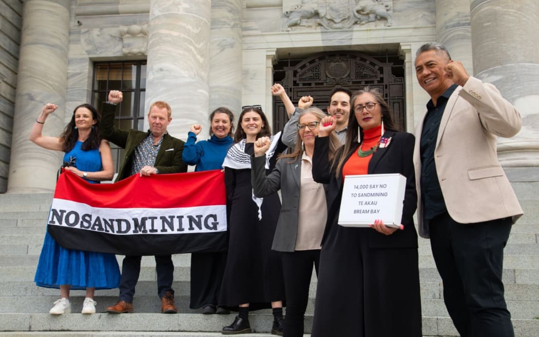 Natalie Jessup (General Manager Endangered Species Foundation), Stu Muir (Advisor, Endangered Species Foundation), Emma Giesen (Co-Chair, Endangered Species Foundation), Chloe Swarbrick (Green Party Co-Leader) Celia Wade-Brown (Green MP) Richardo Menedez March (Green MP), Hūhana Lyndon (Green MP), Tawera Nikau (Co-Chair, Endangered Species Foundation)