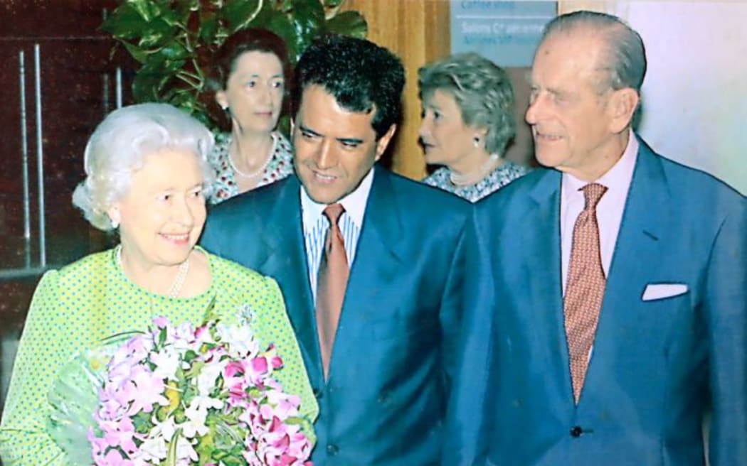 The queen with vice president Edouard Fritch at the time.