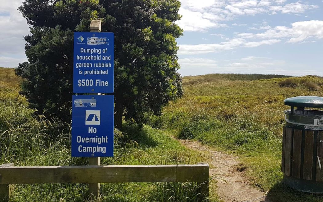 A Tauranga City Council littering warning sign at Pāpāmoa Beach Reserve.
