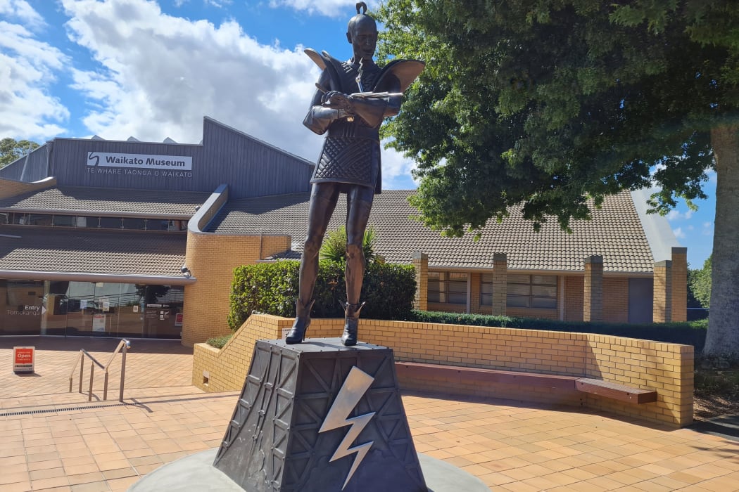New temporary site for Rocky Horror statue