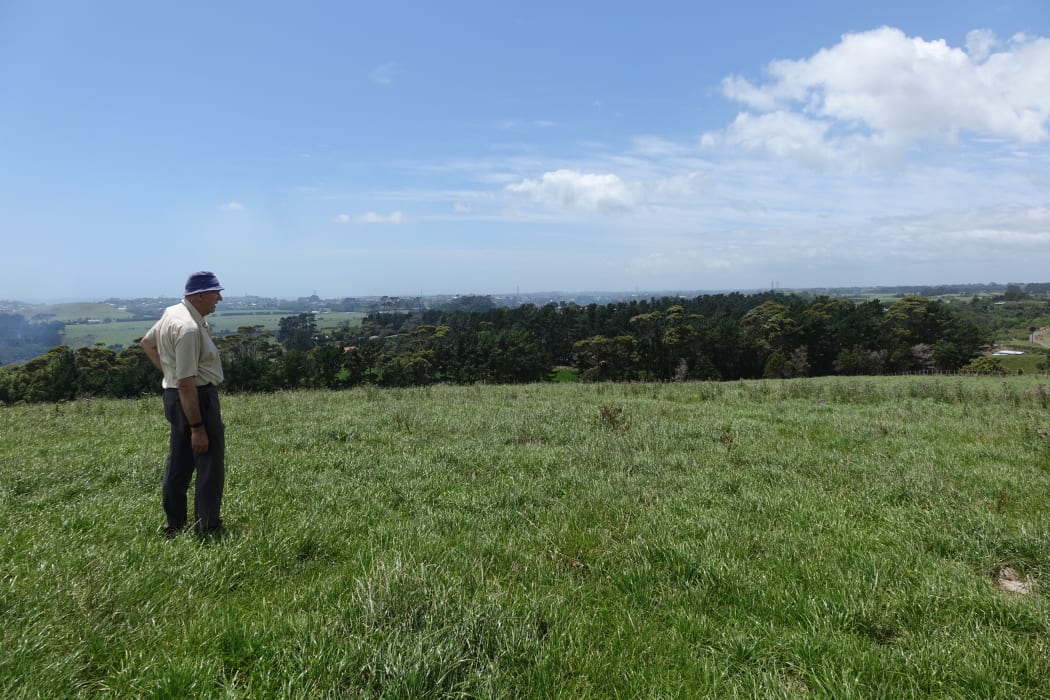 Māori warriors streamed down from the hastily built Kaipopo Pa to confront settler volunteers approaching along the beach.