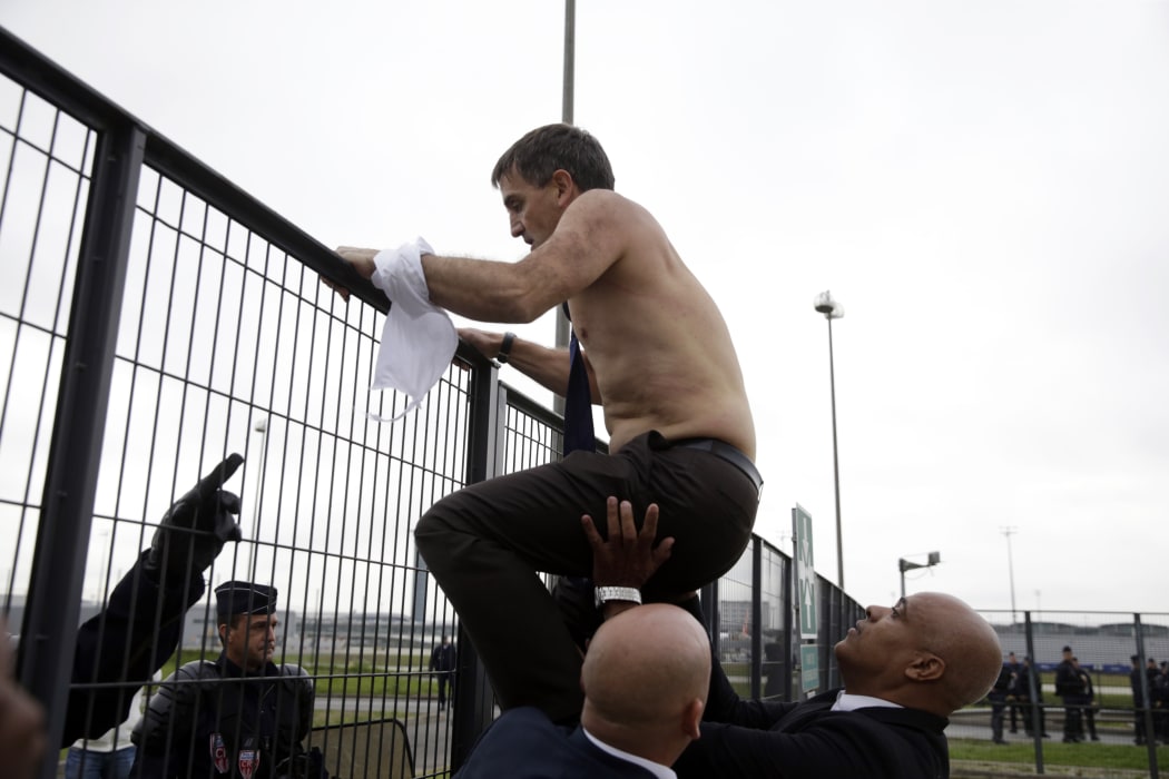 Air France manager Xavier Broseta flees from angry protesters