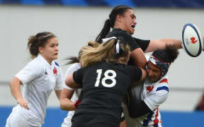 New-Zealand's Liana Mikaele Tu'u grabs the ball during the women's rugby union friendly Test match between France and New Zealand at The Hameau Stadium in Pau, south-western France on November 13, 2021. (Photo by GAIZKA IROZ / AFP)