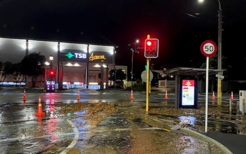 About 100 buildings in central Wellington are without water while repairs to a burst drinking water pipe take place.