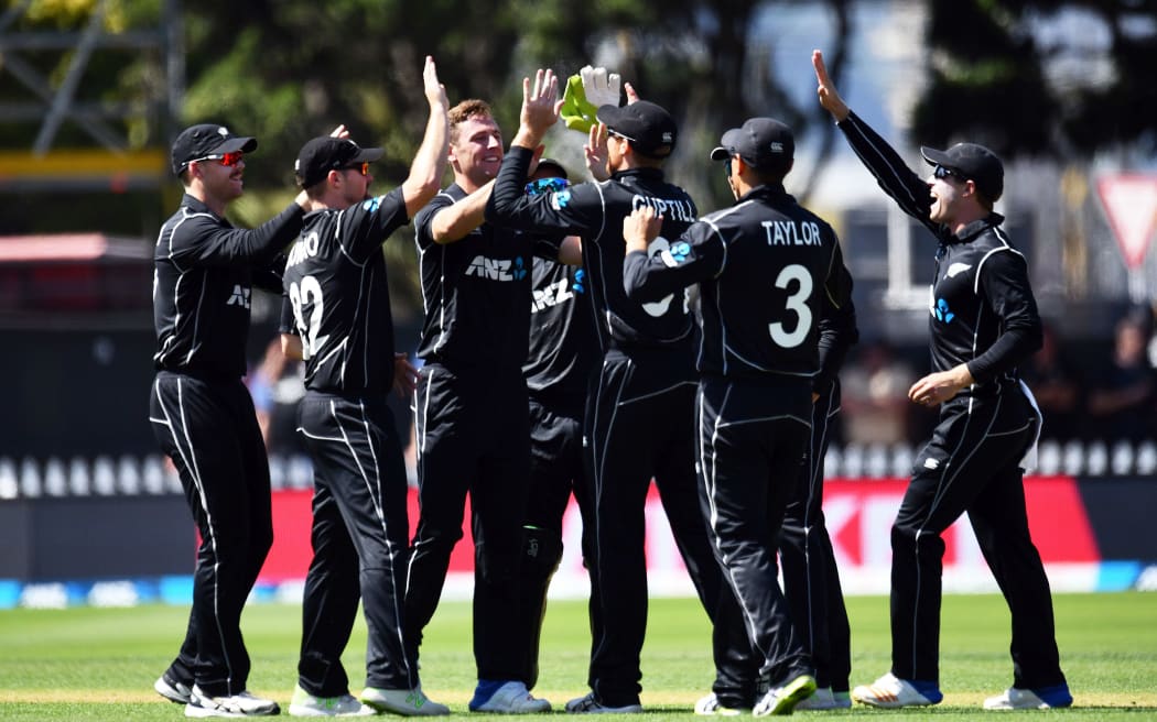 Blackcaps bowler Matt Henry celebrates a wicket with the team.