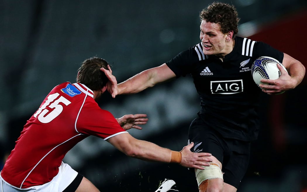 Tawera Kerr-Barlow of the Maori All Blacks fends Andrew Horrell