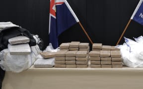 Police and Customs have seized 190kg of cocaine found in a container of bananas.