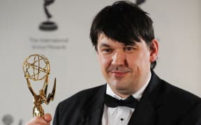 Writer/Director Graham Linehan of Britain holds the award in the Comedy category for "The I.T. Crowd" at the 36th International Emmy Awards November 24, 2008 in New York. AFP PHOTO/Stan HONDA (Photo by STAN HONDA / AFP)
