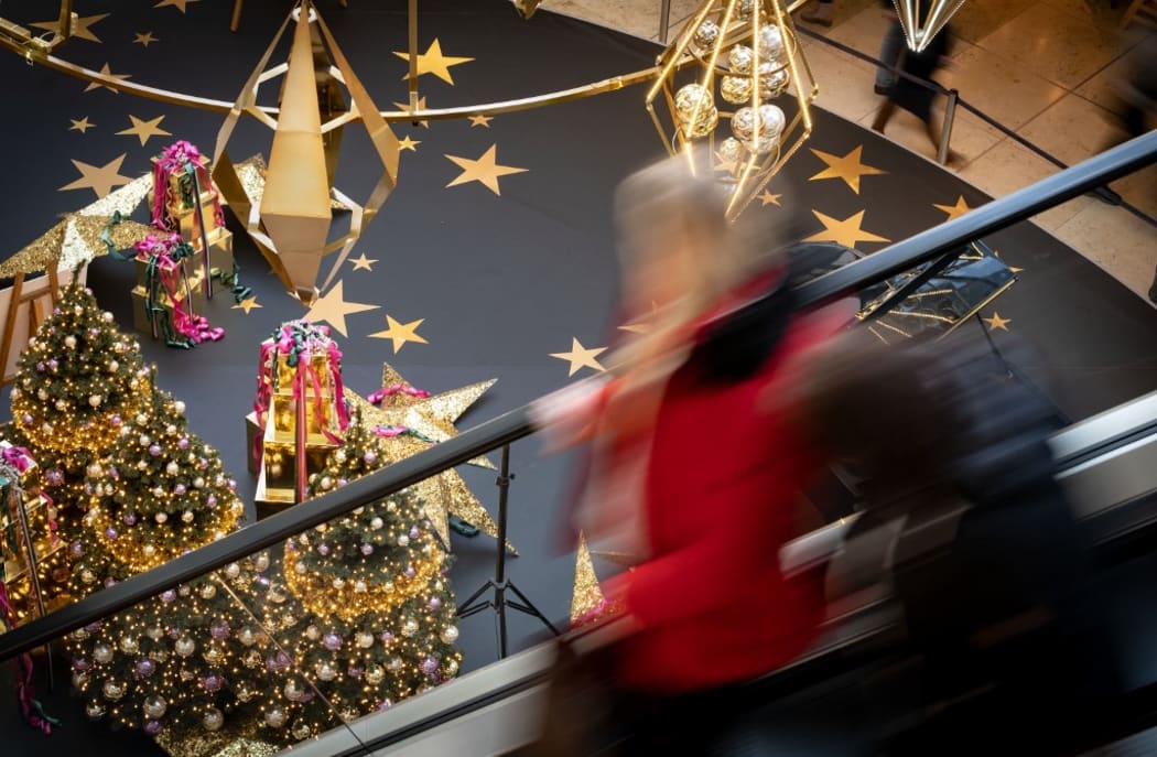 01 December 2018, Lower Saxony, Hannover: People rush through a shopping gallery decorated for Christmas. The retail trade in Lower Saxony is hoping for full stores and customers who like to buy already at the beginning of the Advent season.