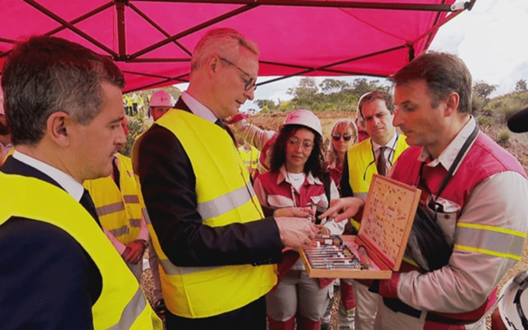Gérald Darmanin (L) and Bruno Le Maire © visit New Caledonia’s Prony resources nickel plant.