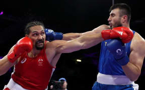 Teremoana, left, v Uzbekistan's Bakhodir Jalolov.