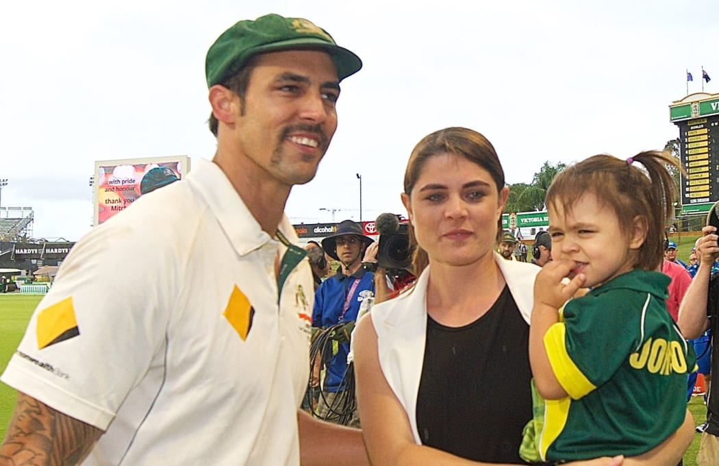 Australia's Mitchell Johnson and his family farewell the crowd as he retires from test cricket.