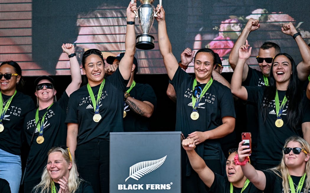 Kennedy Simon and Ruahei Demant of New Zealand lift the trophy for the fans.
New Zealand Black Ferns Thank You Aotearoa - Celebrate #LikeaBlackFern event at Te Komititanga Square, Auckland, New Zealand on Sunday 13 November 2022. Mandatory credit: Alan Lee / www.photosport.nz