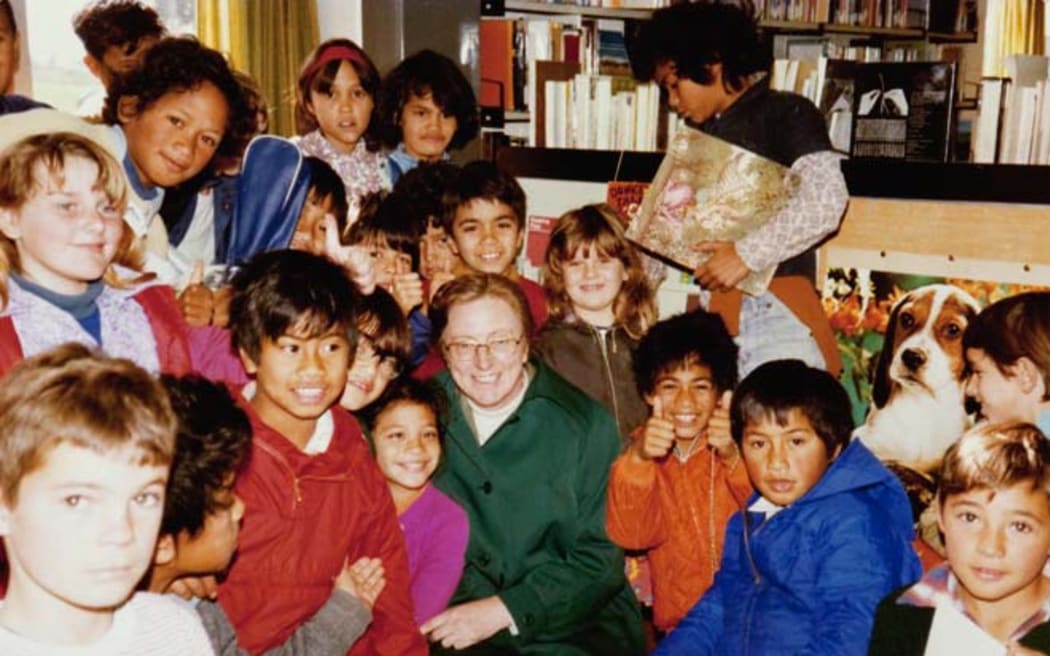Mary Ronnie, centre, during a visit to the Ōtara Library in South Auckland in 1978.