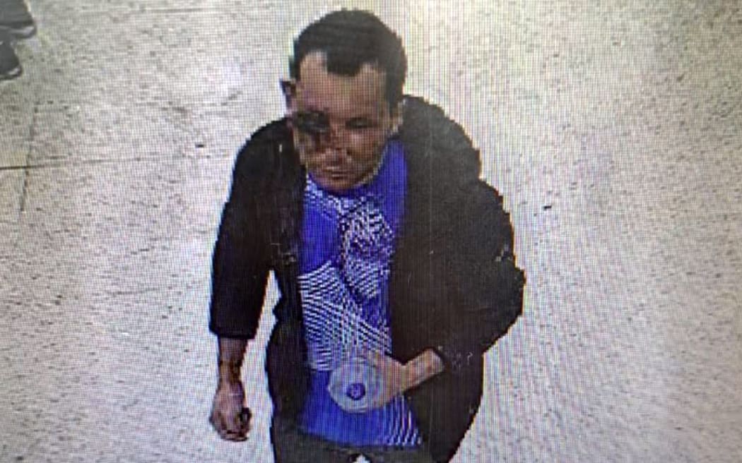 A handout CCTV grab released by Britain's Metropolitan Police in London on February 1, 2024 shows Abdul Shokoor Ezedi, taken in a Tesco store in north London late on January 31, 2024, which appears to show severe damage to his face. UK police were on Thursday hunting a suspect who attacked a woman and her two young daughters with a corrosive substance on a south London residential street. Police named the suspect as 35-year-old Abdul Ezedi, believed to be from the Newcastle area in north-east England and urged the public not to approach him. (Photo by Metropolitan Police / AFP) / RESTRICTED TO EDITORIAL USE - MANDATORY CREDIT "AFP PHOTO / Metropolitan Police Service"  -  NO MARKETING NO ADVERTISING CAMPAIGNS   -   DISTRIBUTED AS A SERVICE TO CLIENTS - BEST QUALITY AVAILABLE
