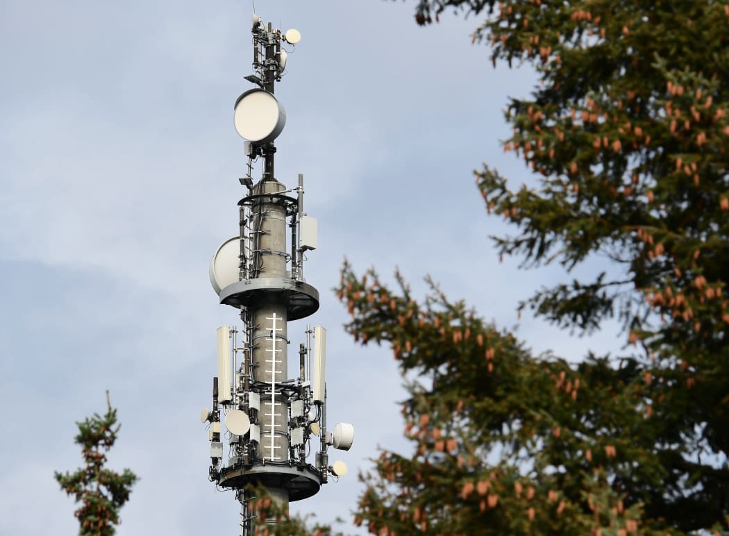 The first Brandenburger transmission tower for the mobile radio technology 5G stands at the edge of the Oranienburger Straße.