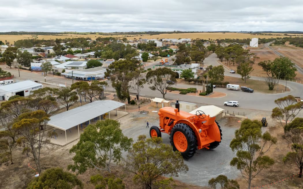 The Big Tractor dwarfs all else in the small rural community of Carnamah, WA.  (ABC Midwest Wheatbelt: Chris Lewis)