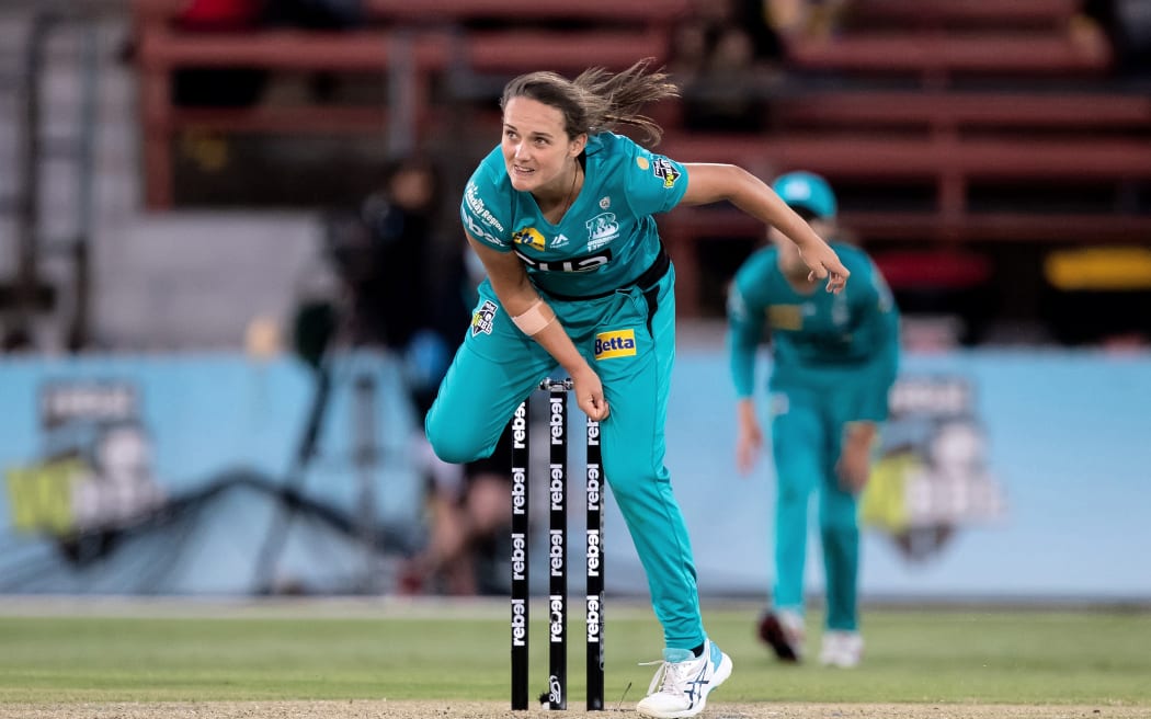 Amelia Kerr in action for the Brisbane Heat.