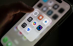 ILLUSTRATION - 22 October 2025, Mecklenburg-Western Pomerania, Schwerin: Several AI applications can be seen on a smartphone screen, including ChatGPT, Claude, Gemini, Perplexity, Microsoft Copilot, Meta AI, Grok and DeepSeek. The apps are grouped in a folder labeled "AI". Artificial intelligence applications from various providers are increasingly shaping everyday digital life - from text and image generators to research and assistance functions.