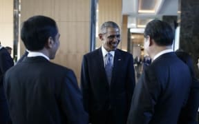 US President Barack Obama (C) talks to Indonesian President Joko Widodo (L) and Chinese President Xi Jinping (R) following the family photo during the G20 Turkey Leaders Summit on November 15, 2015 in Antalya, Turkey. Aykut Unlupinar / Anadolu Agency
