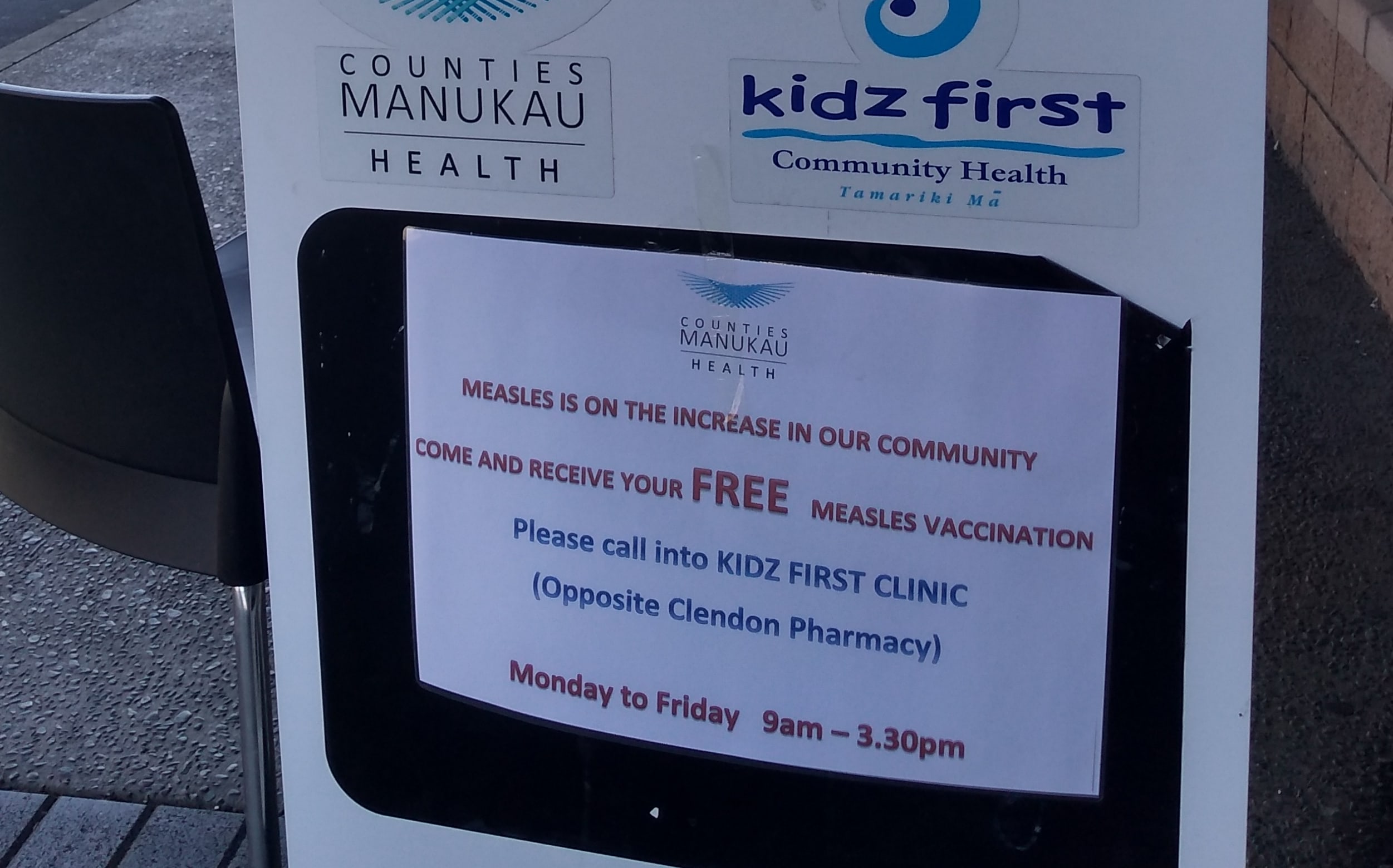 Sign outside Clendon pop up free vax clinic in Auckland.