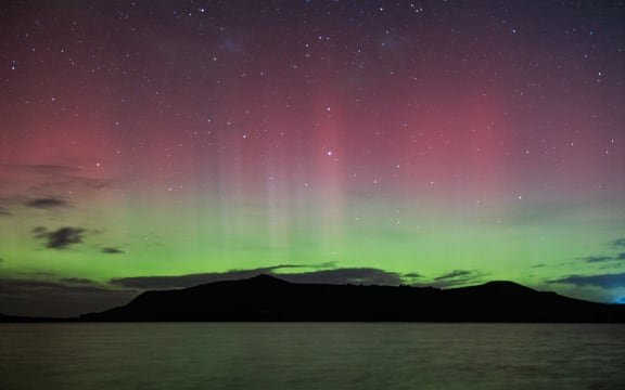 An Aurora Australis lit up New Zealand skies on Monday night, with a spectacular display of colours.
