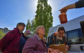 8184577 05.05.2022 Local residents receive food from volunteers of the charity public organization "Food of Life", in Rubizhne, Luhansk People's Republic. Alexander Galperin / Sputnik (Photo by Alexander Galperin / Sputnik / Sputnik via AFP)