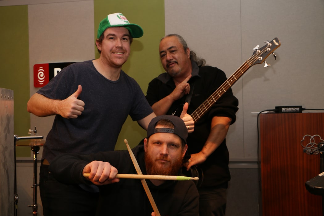 Andy Richards and band play on NZ Live
