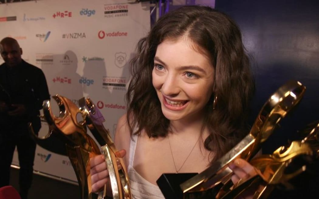 Lorde holding her multiple Tuis at the NZ Music Awards in 2017.