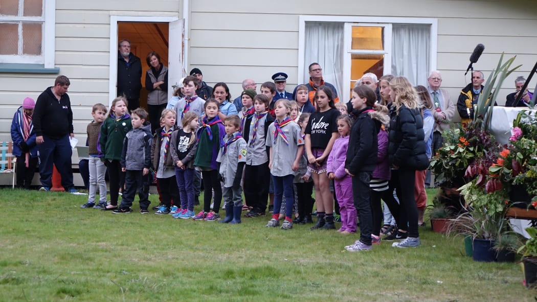 Poroutawhao school singing a waiata.