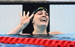 Sophie Pascoe celebrates winning a gold medal at the Tokyo Paralympics