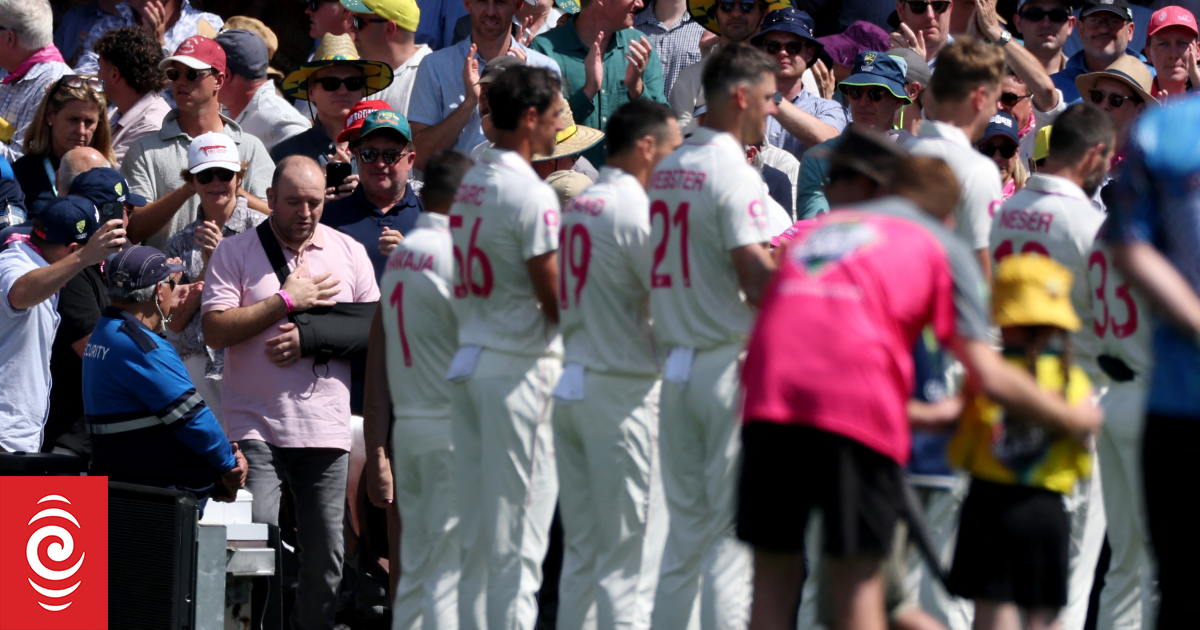 Ashes crowd applauds Bondi Beach hero