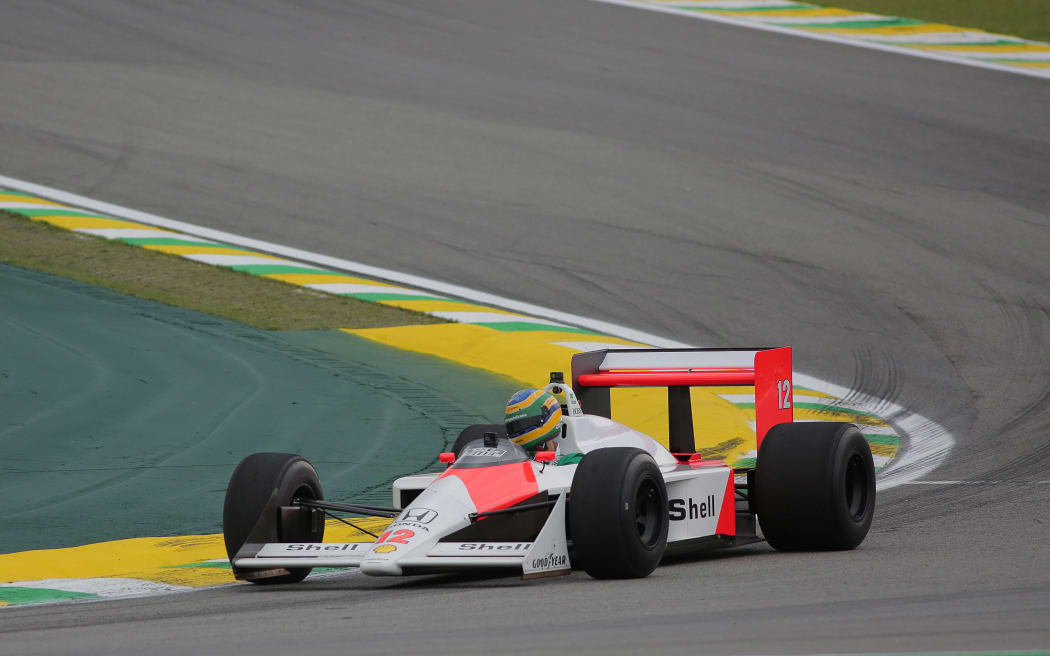 Bruno Senna guida la McLaren MP4/4 del 1988 guidata da suo zio Ayrton Senna.