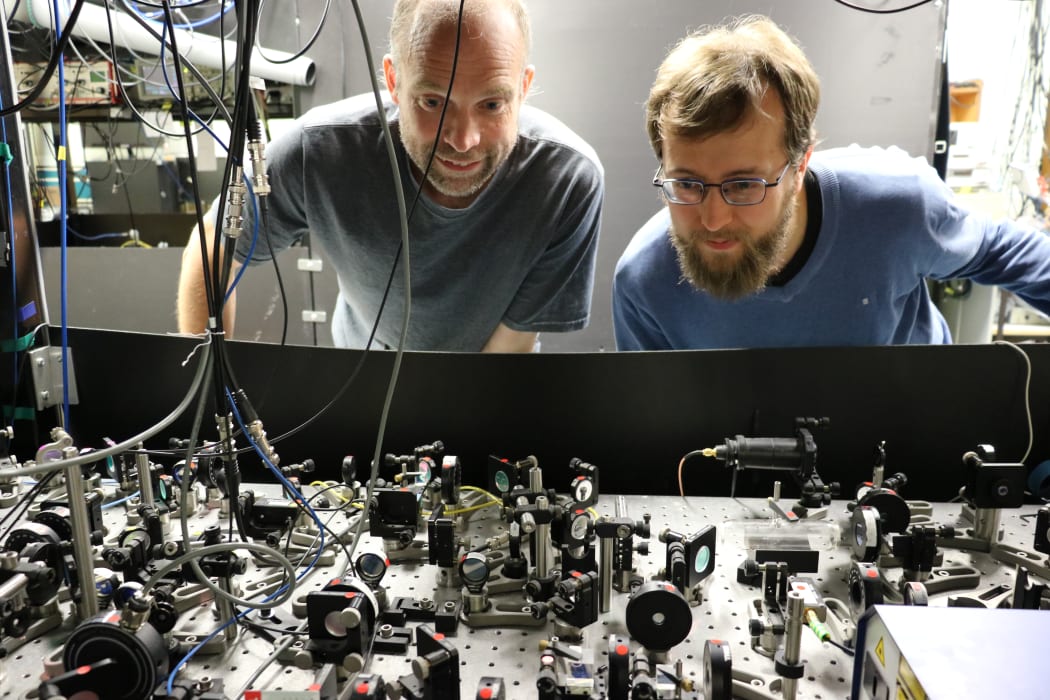 Mikkel Andersen (left) and Marvin Weyland in the physics lab.