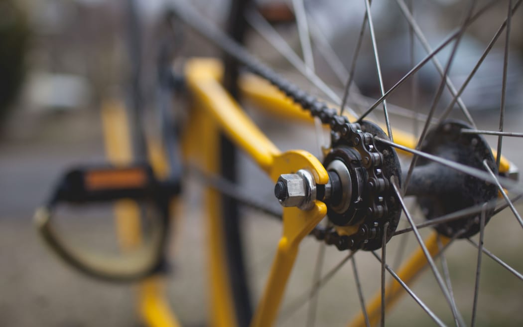 Close_up_yellow_bike_