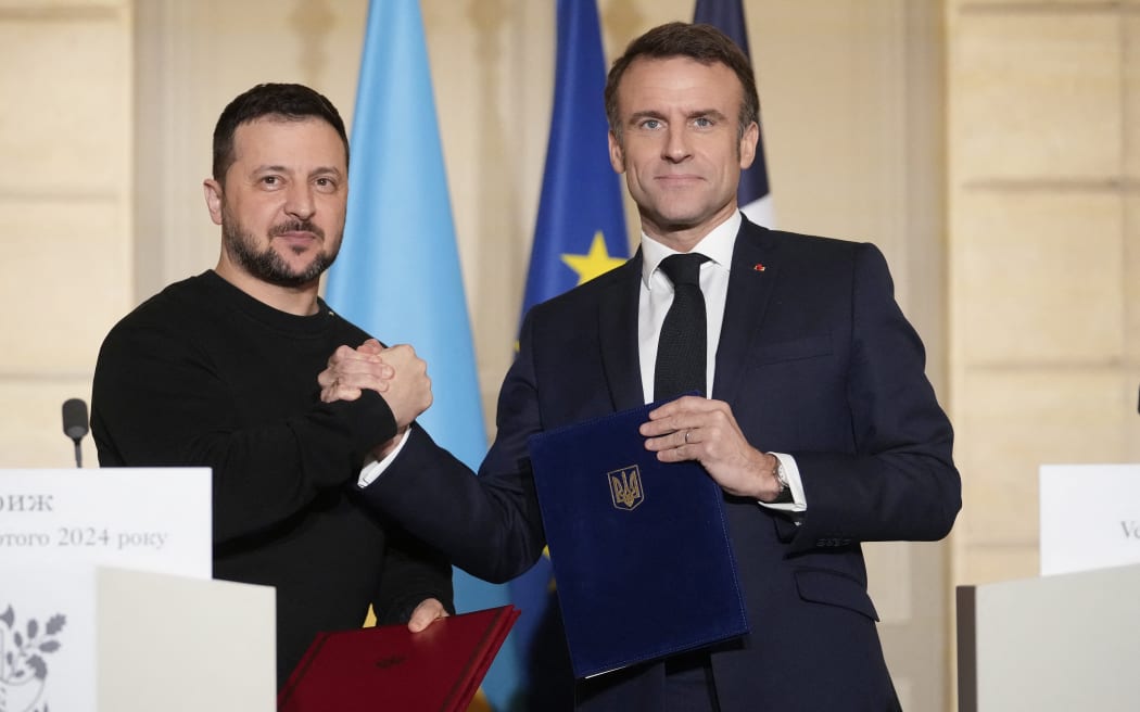 After Berlin, Zelensky signs French security pact amid Navalny shock