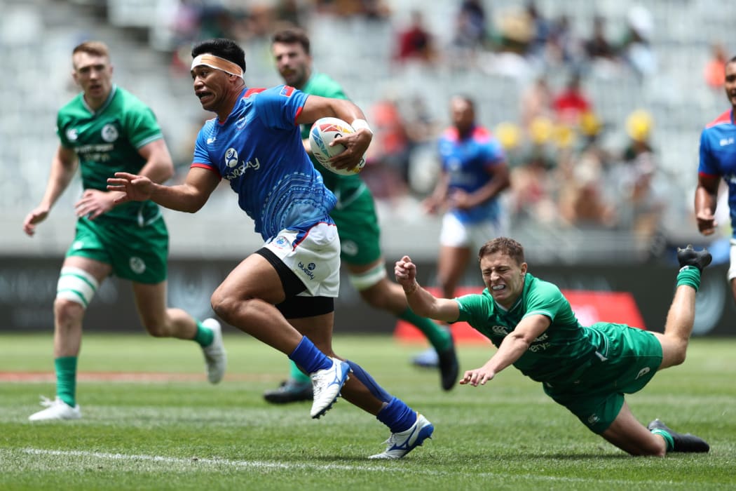 Samoa's Belgium Tuatagaloa breaks through the Ireland defence.