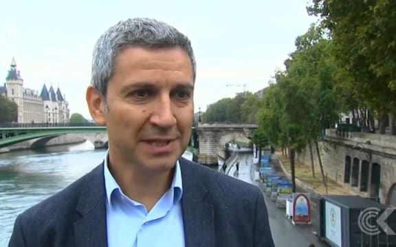 Paris abandons cars for a day to curb pollution