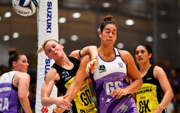 Central Pulse captain Katrina Grant(L) and Northern Stars Maia Wilson(R) collide.