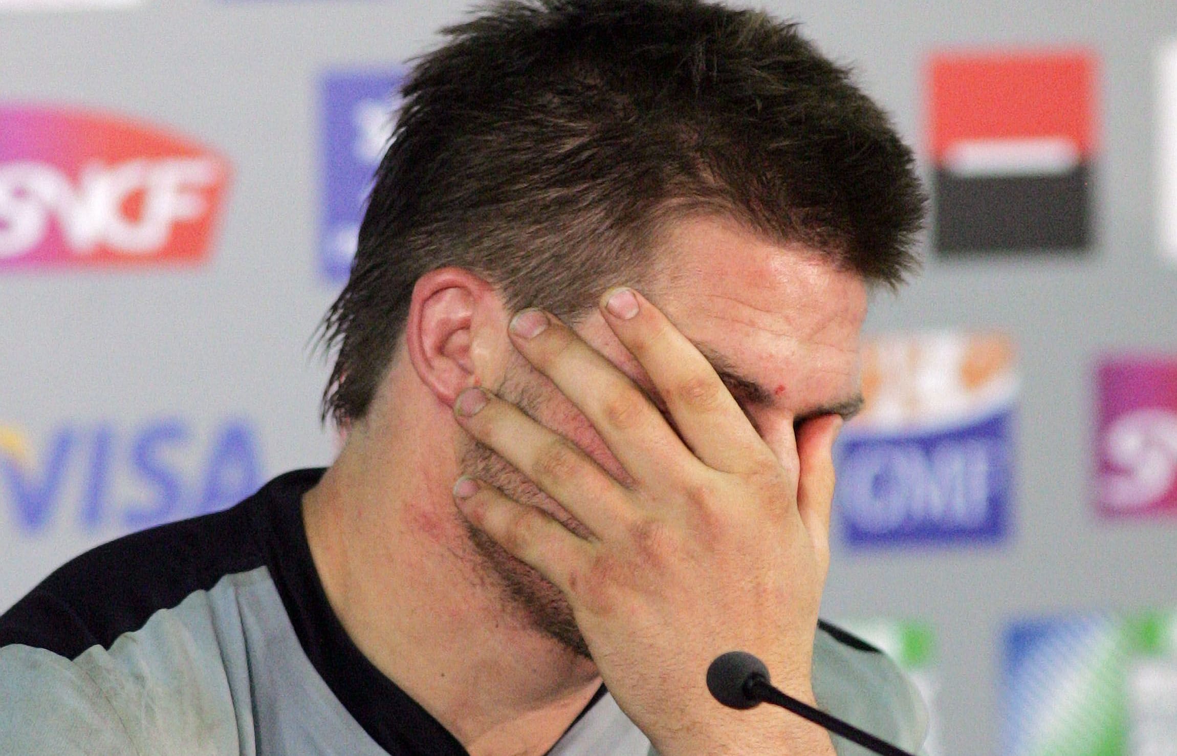 A dejected Richie McCaw after the Cardiff defeat in 2007 Photo: Andrew Cornaga/PHOTOSPORT
