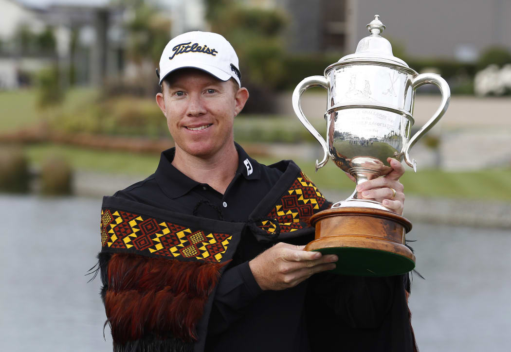 Brad Kennedy, the 2011 winner of the NZ Golf Open, wearing the original korowai lent to NZ Golf.