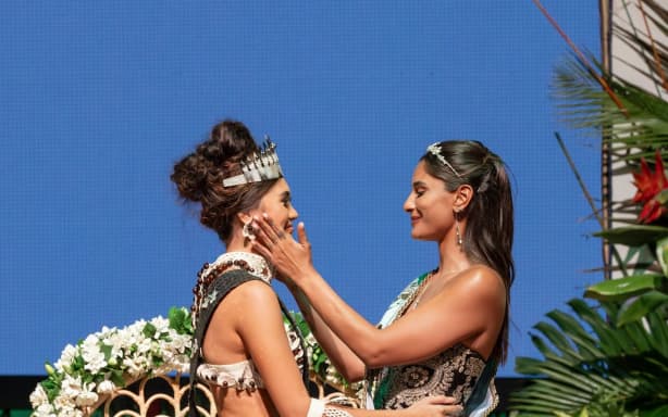 Miss Cook Islands 2019, Tajiya Sahay, crowns Miss Cook Islands 2025, Tiare Henry-Anguna.
