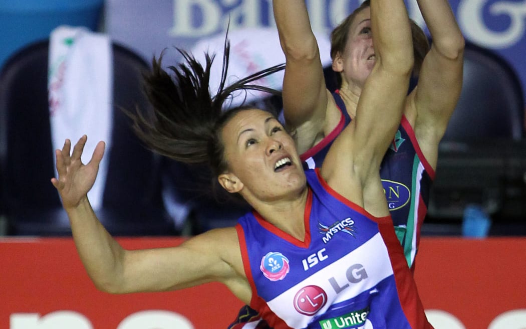 Mystics 隊的波西婭·伍德曼 (Portia Woodman) 與 Vixens 隊的切爾西·特雷吉爾 (Chelsey Tregear) 比賽。