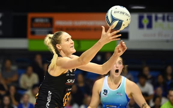 Caitlin Bassett playing for the Magic.